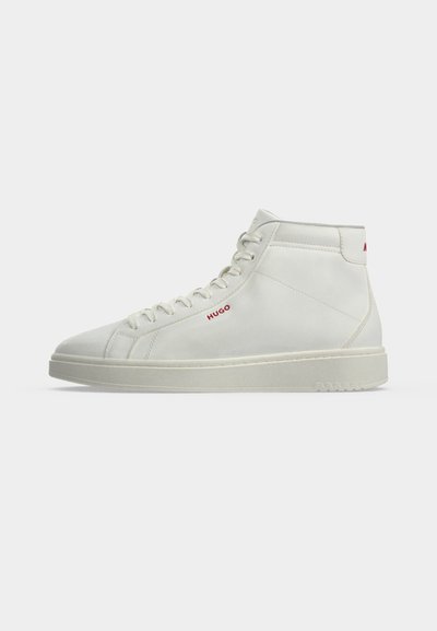 Baskets montantes blanches en cuir avec lacets et marquage rouge "HUGO" sur le côté et le talon, vues de la face extérieure.