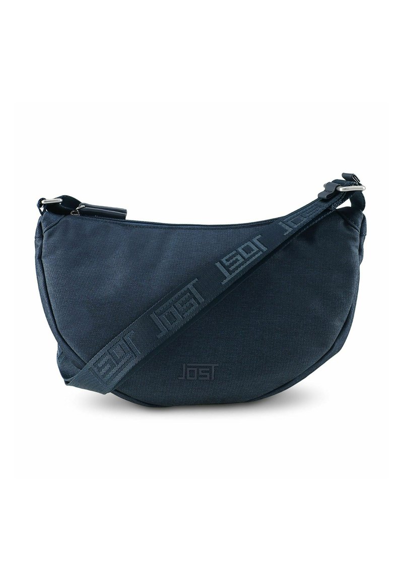 Bolso cruzado azul marino con forma curva, hecho de tela texturizada, que presenta una correa con logo y un cierre con cremallera.