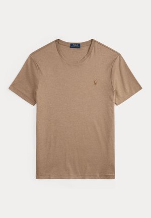 Béžové krátkym rukávom bavlnené tričko s okrúhlym výstrihom a malým vyšívaným logom Polo Ralph Lauren na ľavej strane hrudníka.