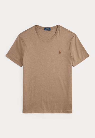 Béžové krátkym rukávom bavlnené tričko s okrúhlym výstrihom a malým vyšívaným logom Polo Ralph Lauren na ľavej strane hrudníka.