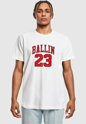 Weißes Baumwoll-T-Shirt mit rotem Grafiktext "BALLIN" über der Zahl "23" in fetter Schrift. Kurze Ärmel mit lässigem Schnitt.