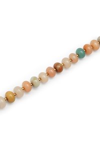 Pulsera de cuentas con cuentas de piedra redondas y lisas en tonos pastel de melocotón, crema, verde y azul, separadas por pequeños acentos dorados.