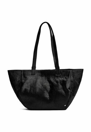 Borsa tote in finta pelliccia nera con manici allungati, apertura ampia, texture liscia e una leggera lucentezza; presenta dettagli in metallo argentato minimalisti.
