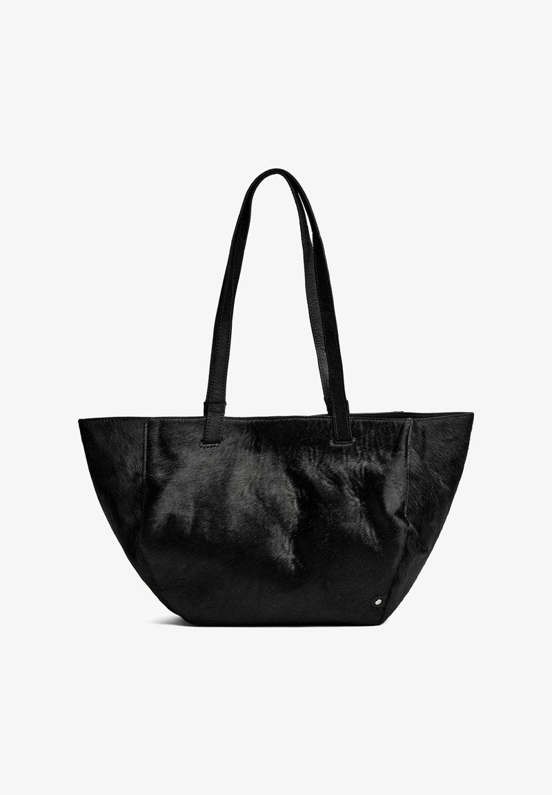 Fekete műszőrme bevásárlótáska meghosszabbított fogantyúkkal, széles nyílással, sima textúrával és enyhe fényességgel; minimális ezüst hardver részlettel rendelkezik.
