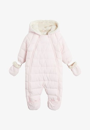 Różowy ocieplany kombinezon na śnieg z puszystym kapturem i mankietami, wyposażony w zamek błyskawiczny i pikowany wzór zapewniający ciepło i wygodę.