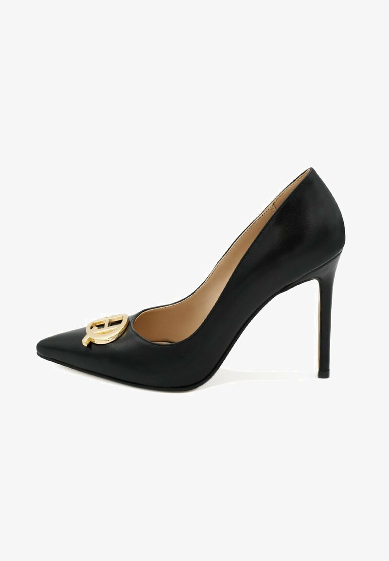 Décolleté nera in pelle con tacco alto, punta affilata e decorazione con logo dorato. La texture liscia e il tacco a stiletto mettono in risalto un design elegante.