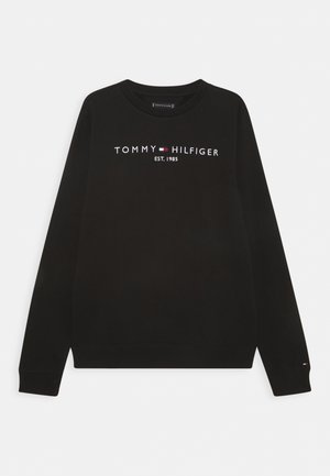 Sort langærmet crewneck-sweatshirt med teksten "Tommy Hilfiger EST. 1985" og lille rød, hvid og blå flaglogo på brystet.