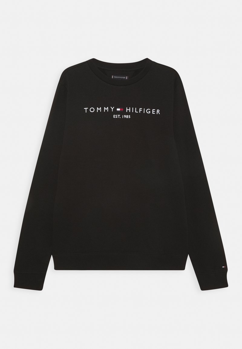 Sweat-shirt à manches longues noir à col rond avec le texte "Tommy Hilfiger EST. 1985" et un petit logo drapeau rouge, blanc et bleu sur la poitrine.