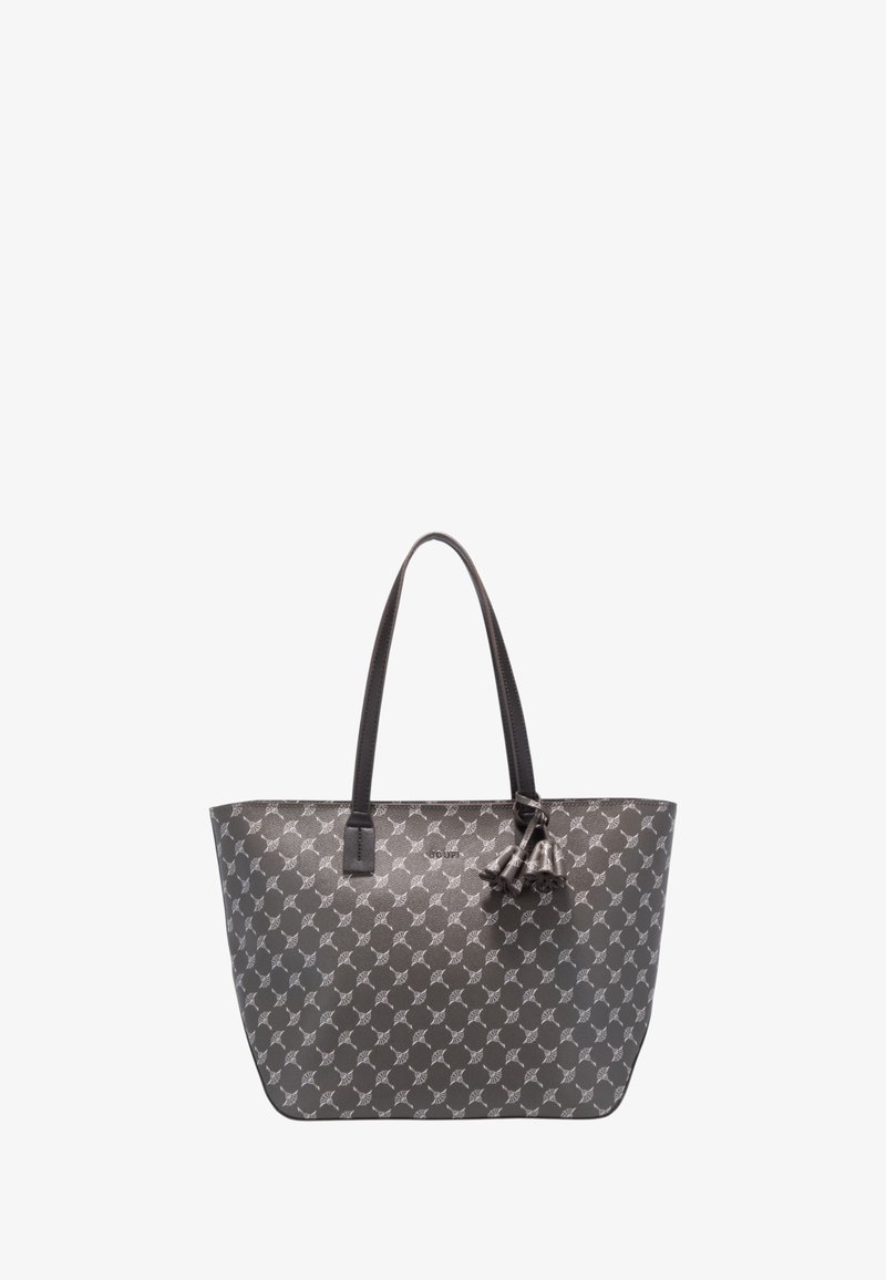 Bolso tote de color gris oscuro con patrón repetido de hojas blancas, dos asas para el hombro y tres colgantes de borlas de cuero adjuntos cerca de la parte superior.