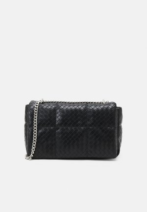 Sac à main en cuir tissé noir avec un design matelassé, doté d'une bandoulière en chaîne argentée et d'une fermeture éclair sur le dessus. Forme rectangulaire.