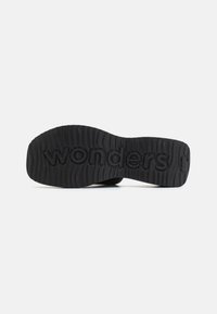 WONDERS Magas sarkú papucsszandálok - black
