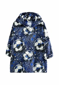 Fleece-Hoodie mit einem blauen und schwarzen Muster, das weiße und schwarze Fußbälle zeigt, mit kurzen Ärmeln und einer Kapuze.