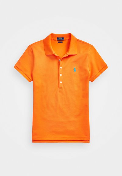 Πορτοκαλί πόλο μπλούζα από βαμβάκι, με κλασικό γιακά, κοντά μανίκια, πέντε κουμπιά μπροστά και μπλε σήμα στο στήθος.