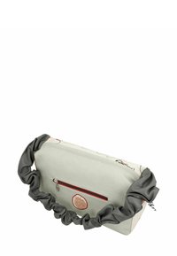 Hellgraue Tasche aus Kunstleder mit gerafftem grauem Griff, Reißverschluss, Vorderfach und geprägtem Logodetail; bunte Muster an der Seite.