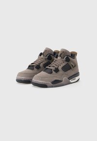 Des baskets avec une tige en suede gris, des accents en mailles noires, des lacets ronds et une semelle intermédiaire blanche ; elles présentent un logo Jumpman bien en vue sur la languette.