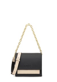 Bolso rectangular negro y beige con el logo embosado de "TOUS", presenta un asa de cadena dorada y una correa de hombro ajustable beige.