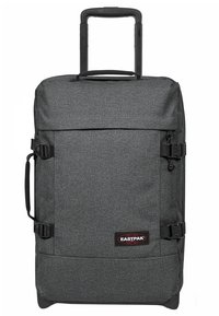 Harmaa kankainen matkalaukku, jossa on vedettävä kahva, sivuvarret ja solkilukot. Etupanelissa on logo-tarra. Pintarakenteeltaan teksturoitu.