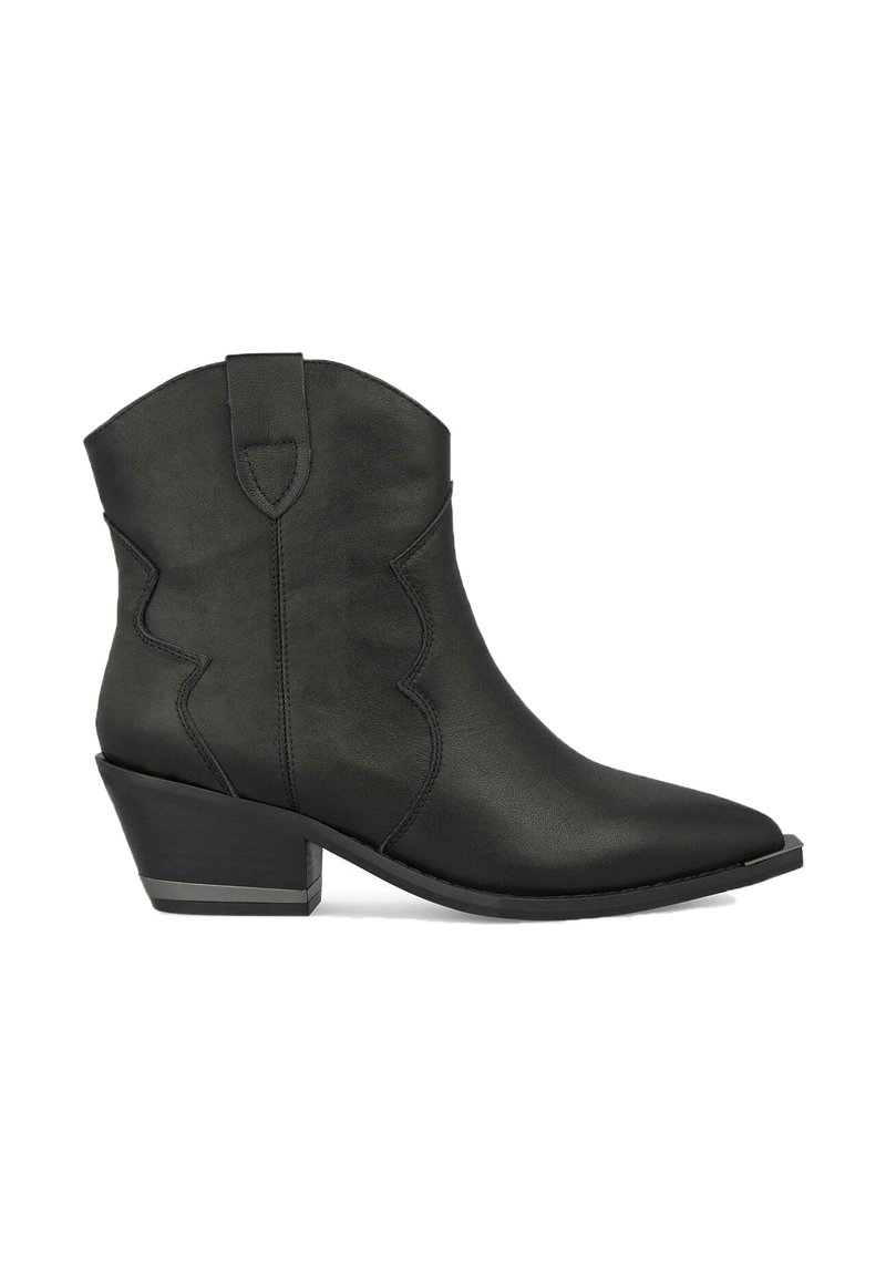 Schwarze LederStiefelette mit spitzer Zehenform, im Western-Stil, dekorativer Naht und einem Blockabsatz mit einem silbernen Akzent an der Seite.