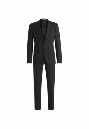 Costume noir sur mesure comprenant un blazer à boutonnage simple avec des revers crantés, deux boutons et un pantalon à taille plate. Tissu lisse et texturé.