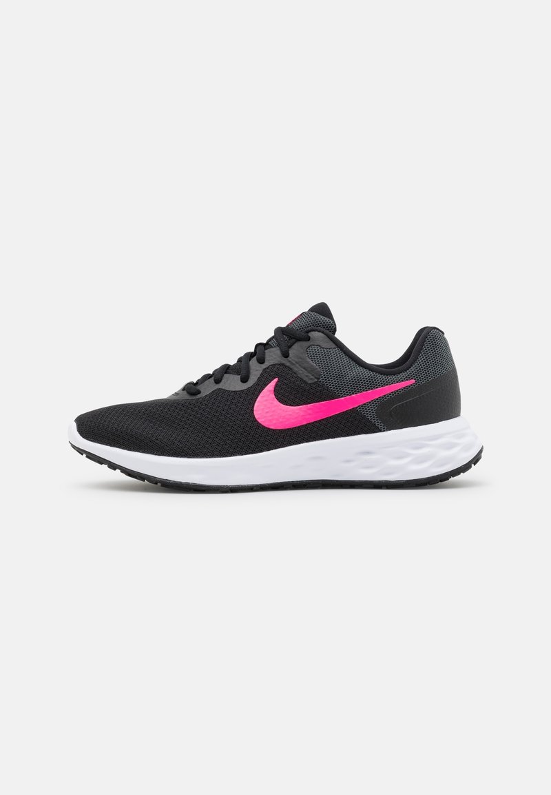 Chaussure de course noire et grise avec le logo Nike rose, semelle blanche amortissante et lacets noirs sur un fond gris clair uni.