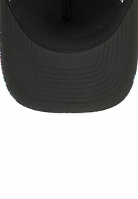 Schwarze Kappe mit einer einfarbigen Krone, einem strukturierten Unterteil und einem bunten, gemusterten Rand. Keine sichtbaren Logos oder Verzierungen.
