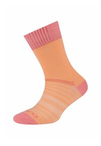 Orange og pink stribet sok med ribbede manchetter, der har en glat tekstur og rund tådesignet. Bemærkelsesværdig farvegradient fra lys til mørk.