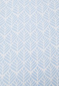 Ljusblått tyg med ett bladmönster, med symmetriska, stiliserade bladformer på en vit bakgrund. Mjuk textur, material av bomullsblandning.