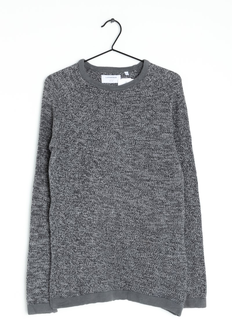 Grauer Strickpullover mit einem strukturierten Muster, Raglanärmeln und einem runden Ausschnitt. Saum und Bündchen sind in einem dunkleren Grau. Hängt an einem schwarzen Haken.