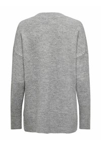 Suéter gris de punto con un ajuste holgado, hombros caídos, puños y dobladillo acanalados. Textura suave con un cuello redondo clásico.