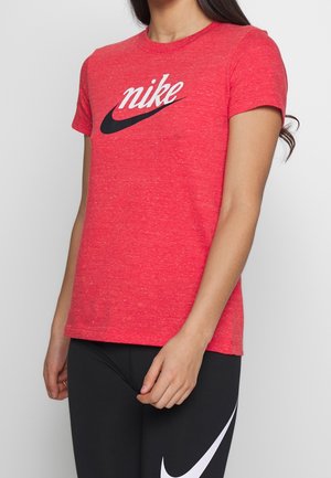T-shirt rouge à manches courtes en tissu mélangé, avec un logo Nike blanc sur la poitrine et un col rond.