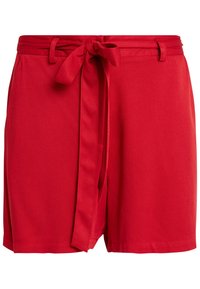 Pantalones cortos rojos de tela suave con un cinturón atado en la cintura, que cuentan con bolsillos laterales y un dobladillo recto. Sin patrones ni elementos metálicos visibles.
