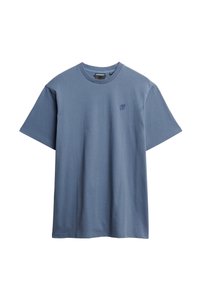 Camiseta de algodón en azul suave, con cuello redondo clásico, corte holgado, mangas cortas, que cuenta con un pequeño logotipo bordado en el pecho.