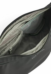 Sac étanche noir avec fermeture à glissière ; intérieur doublé avec une poche en mesh et des compartiments d'organisation en tissu gris clair.