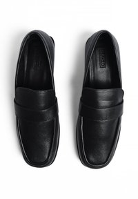 Melnas ādas loafers ar gludu faktūru, kvadrātveida purngalu un plats siksna pāri apakšai. Mīksta iekšējā oderē.