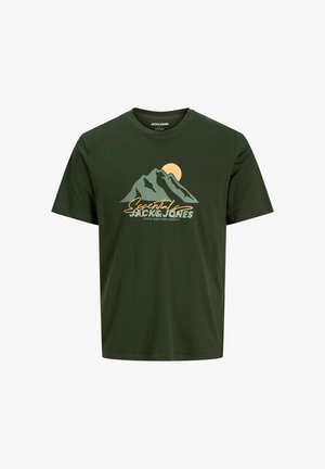 Zelena pamučna majica kratkih rukava s grafikom planine i motivom sunca u bež i zelenim tonovima, s natpisom "Essentials Jack & Jones".