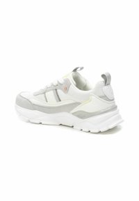 Sneaker bianco e grigio con materiali in rete e camoscio, forma arrotondata, colletto imbottito, suola prominente e dettagli di cucitura a contrasto.