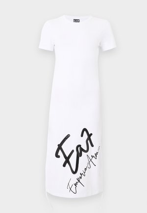 Fehér rövid ujjú ruha kerek nyakkivágással, az alsó első oldalon átlósan nagy fekete "EA7 Emporio Armani" felirattal nyomtatva.