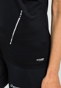 Svart träningslinne med reflekterande detaljer och slät textur, med en slim fit, logotypdetalj och fukttransporterande teknologi.