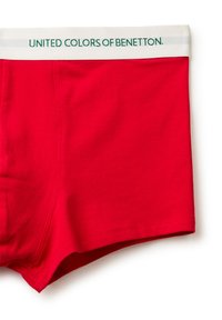 Červené bavlněné boxerky s bílým elastickým pasem nesoucím zelený nápis "UNITED COLORS OF BENETTON." Hladká textura, přiléhavý střih.