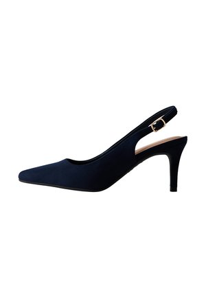 Zapato de mujer azul marino con talón slingback, punta puntiaguda, tacón de aguja de altura media y correa con hebilla dorada sobre fondo blanco.