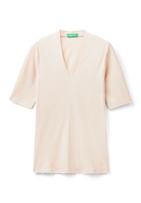 Rosa V-ringad t-shirt med korta ärmar, tillverkad av ett mjukt och lätt tyg. Har en liten logotyp broderad nära fållen.