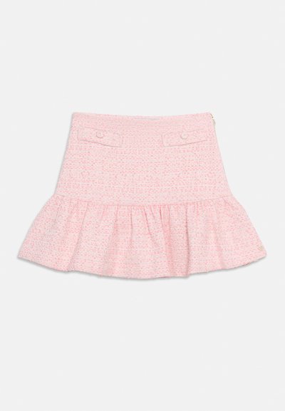 Ροζ φούστα με υφή και καμπάνα στο τελείωμα με βολάν, καθώς και δύο λεπτομέρειες με κουμπωτές πατιλέτες κοντά στη μέση, απεικονισμένη σε λευκό φόντο.