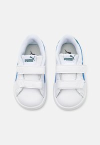 Puma SMASH 3.0 UNISEX - Sportcipő - white/hyperlink blue/cold green