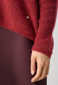 Mos Mosh THORA V-NECK - Strikkegenser - garnet