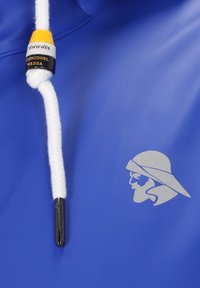 Niebieska wodoodporna tkanina kurtki z połyskiem, z białym sznurkiem, plastikowymi elementami i srebrną grafiką twarzy.