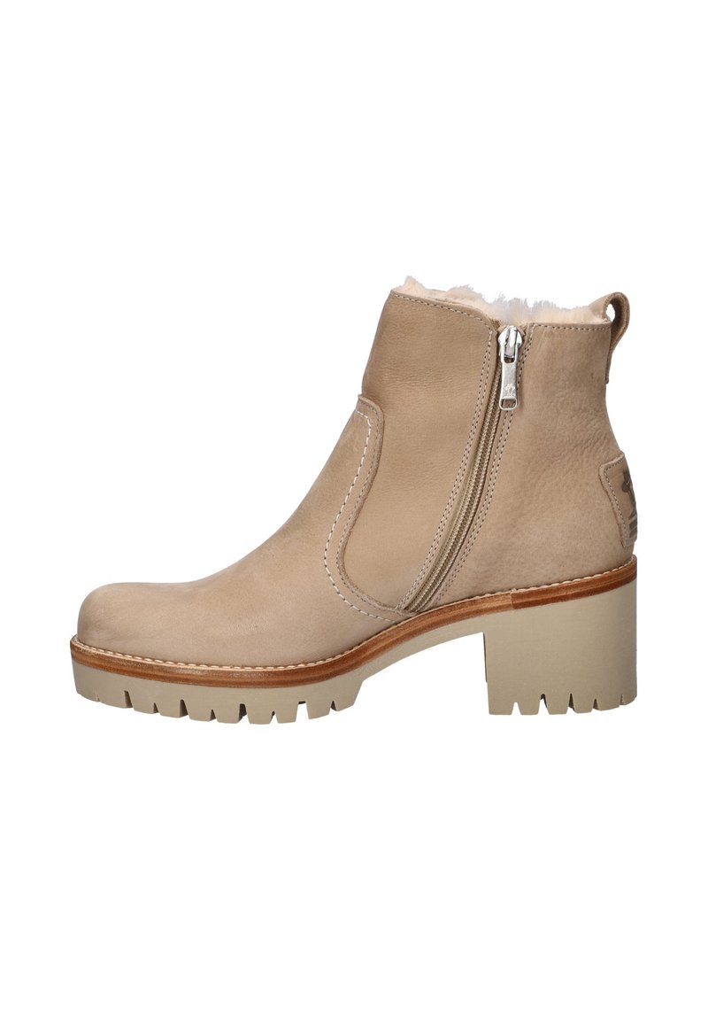 Beige leren enkelboot met zijritsen, een zacht voering en een chunky beige rubberen hak met een getande rand.