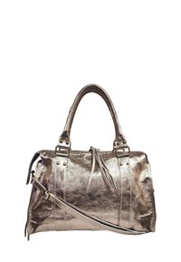 Sac à main en argent métallique avec une forme structurée, deux poignées courtes et une bandoulière amovible. Dispose d'une fermeture éclair et de ferrures dorées.