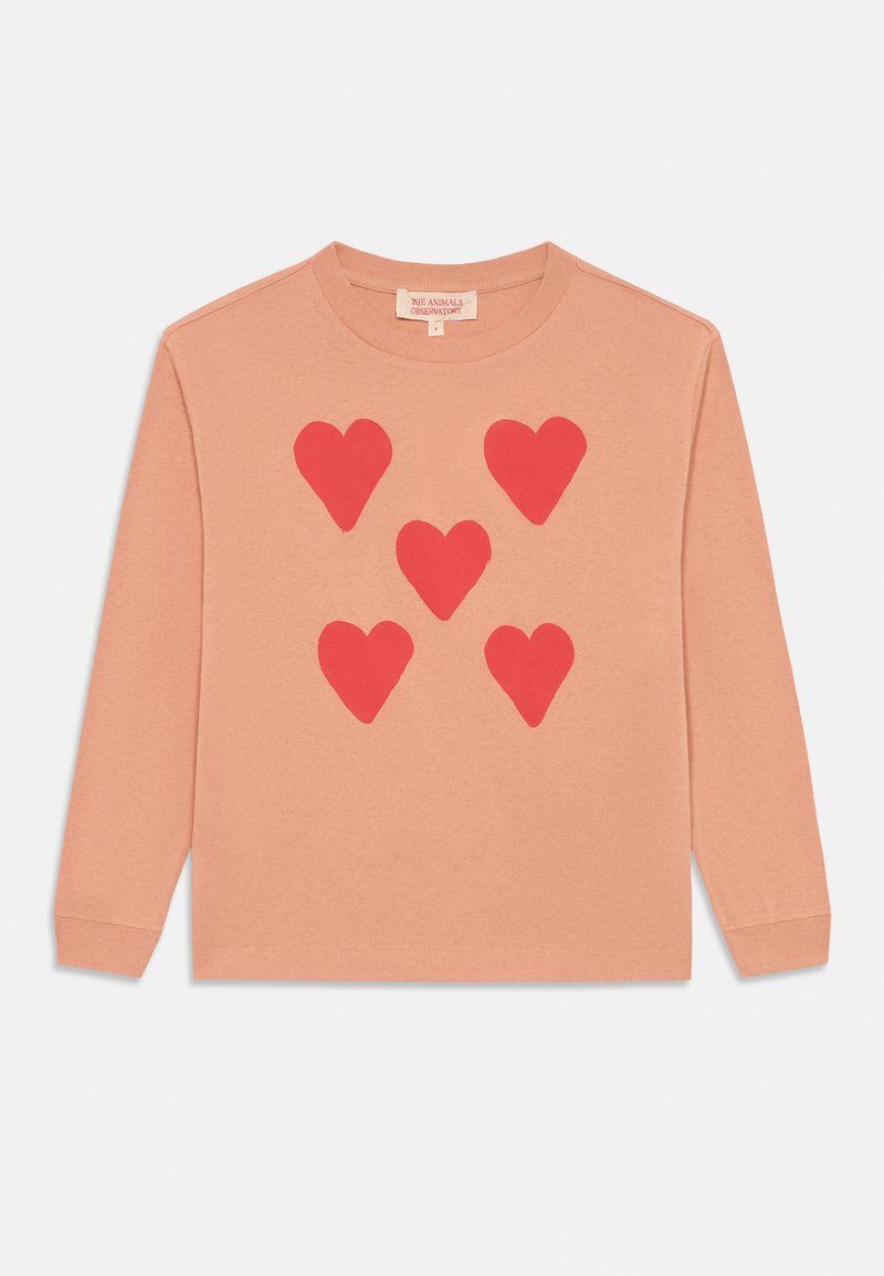 Hellbeige Langarmshirt mit fünf roten Herzmotiven in unterschiedlichen Größen. Hergestellt aus weicher Baumwolle mit Rundhalsausschnitt und lässiger Passform.