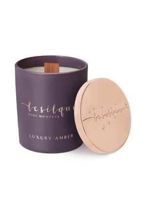 Paarse luxe amber geurkaars met houten lont en een aparte roségouden metalen deksel met gegraveerde merknaam.