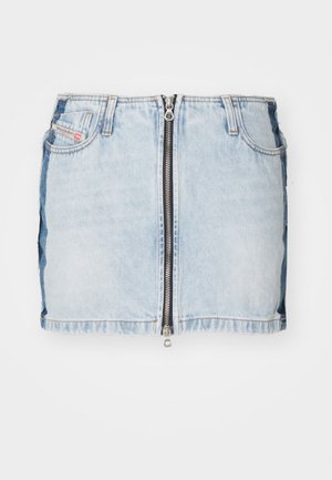 Denim mini sijonas turi užtrauktuką priekyje, šviesiai mėlyną skalbimą, penkias kišenes ir neapdorotą krašto apdailą.